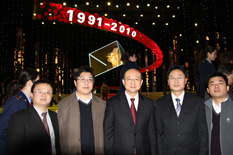 國家質檢總局副局長支樹平（右三）在中央電視臺演播大廳2010年&ldquo;3.15晚會&rdquo;直播現(xiàn)場與中國質量檢驗協(xié)會會員工作部主任楊曉東（右二）、防偽中心主任王成村（右一）、會員工作部副主任劉輝（左二）、會員工作部副主任王劍（左一）等協(xié)會工作人員代表合影留念