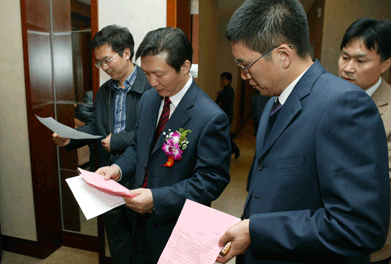 大會(huì)主席團(tuán)推舉產(chǎn)生的監(jiān)票人中國(guó)質(zhì)量檢驗(yàn)協(xié)會(huì)秘書(shū)長(zhǎng)助理張明、總監(jiān)票人國(guó)家質(zhì)檢總局質(zhì)量司司長(zhǎng)田世宏在仔細(xì)統(tǒng)計(jì)各項(xiàng)投票數(shù)據(jù)